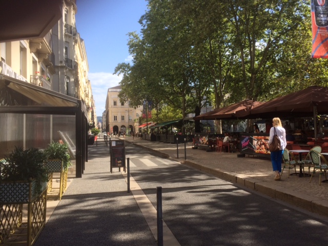 Place Jean Jaurès : Une place très vivante du centre de Saint Etienne enfin sécurisée !   - Place aux piétons Loire sud