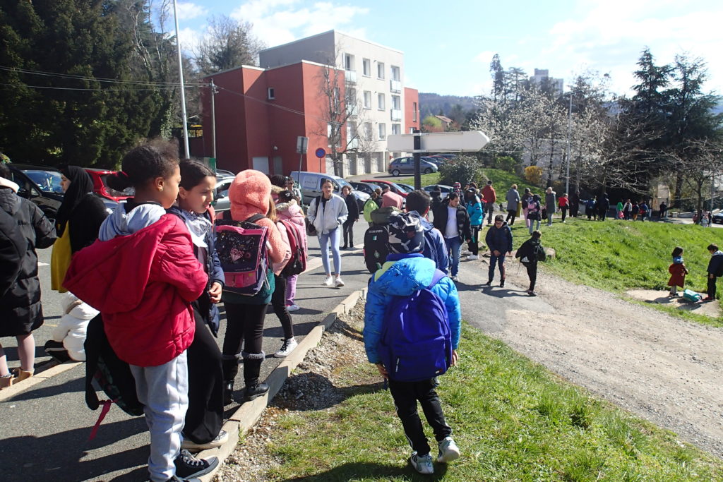 La sortie des enfants sur le haut de la voie de l'impasse de la Palle devant les écoles de Montchovet