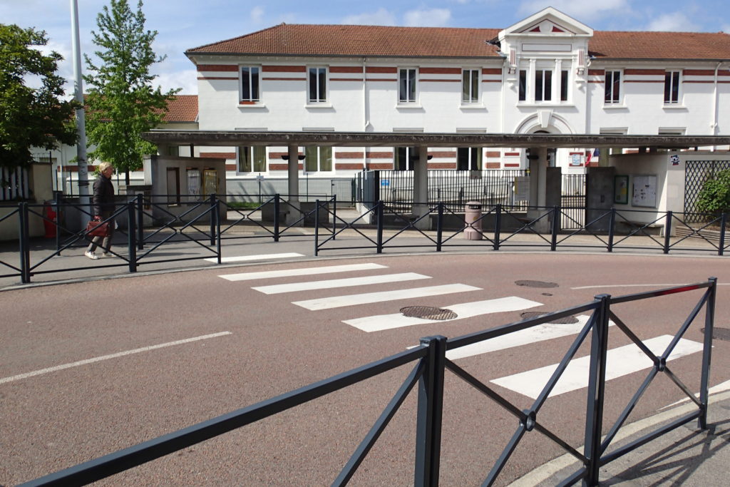 Exemple d'abord d'école publique très sécurisé - - Place aux piétons Loire-sud 
