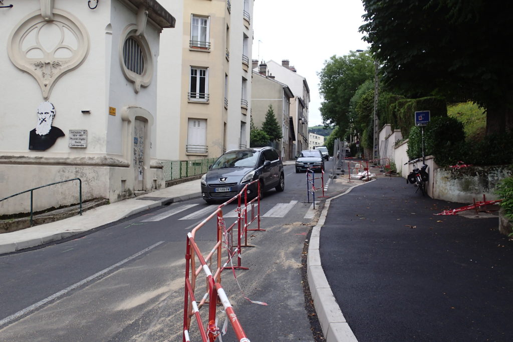 Travaux réalisés cet été 2023 pour sécuriser le bas de la Rue Allemane à Saint-Etienne - Place aux piétons Loire sud 2023