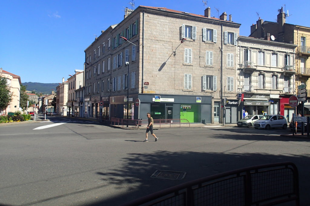 Saint-Chamond : Carrefour Lamartine : Beaucoup trop routier avec 6 branches de voiries, avec des des voiries à 2 ou 3 voies voitures : Quelle place pour les piétons ? - Place aux piétons Loire-sud 2022